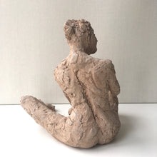 Load image into Gallery viewer, Skulptur Sittande Kvinna