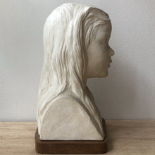 Load image into Gallery viewer, Skulptur Byst Flicka av Astri Taube