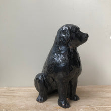 Load image into Gallery viewer, Svart  Hund skulptur i Keramik