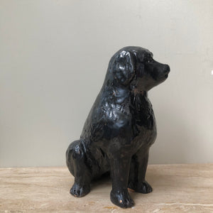 Svart  Hund skulptur i Keramik
