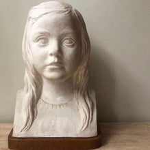 Load image into Gallery viewer, Skulptur Byst Flicka av Astri Taube
